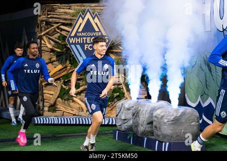 Vancouver, Canada. 05 novembre 2023. Vancouver, Colombie-Britannique, Canada, 5 novembre 2023 : Ali Ahmed (Vancouver Whitecaps FC 22) et Sebastian Berhalter (Vancouver Whitecaps FC 16) entrent sur le terrain avant le match des séries éliminatoires de la Major League Soccer Round 1 Match 2 entre Vancouver Whitecaps FC et Los Angeles FC au BC place Stadium à Vancouver, Colombie-Britannique, Canada (USAGE ÉDITORIAL SEULEMENT). (Amy elle/SPP) crédit : SPP Sport Press photo. /Alamy Live News Banque D'Images