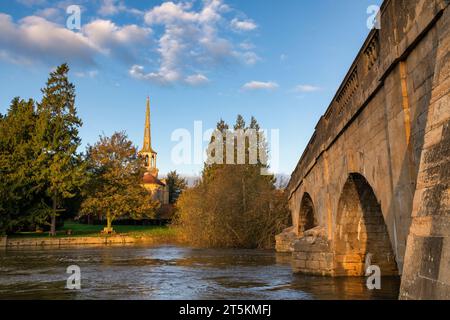 Wallingford à l'automne au lever du soleil. Oxfordshire, Angleterre Banque D'Images