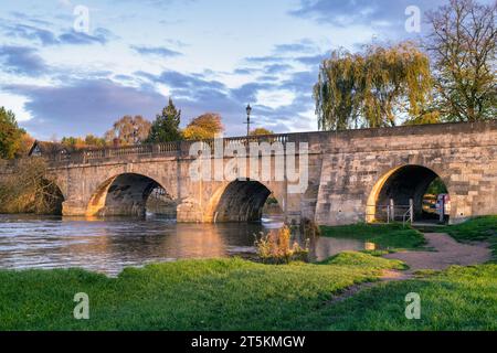 Wallingford Bridge à l'automne au lever du soleil. Oxfordshire, Angleterre Banque D'Images