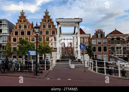 HAARLEM, PAYS-BAS - 02 septembre 2022 : Pont Gravestenenbrug sur la rivière Spaarne et vieilles maisons à Haarlem, pays-Bas Banque D'Images