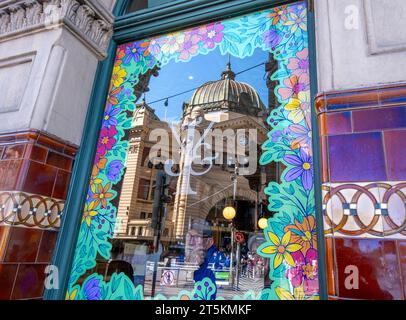 Un reflet de la gare de Flinders Street dans la fenêtre de l'hôtel Young & Jackson. Melbourne, Victoria, Australie Banque D'Images