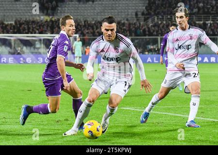 Florence, Italie. 05 novembre 2023. Filip Kostic de la Juventus se bat pour le ballon contre Arthur de la Fiorentina pendant ACF Fiorentina vs Juventus FC, match de football italien Serie A à Florence, Italie, novembre 05 2023 crédit : Agence de photo indépendante/Alamy Live News Banque D'Images