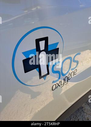 Bordeaux , France - 10 31 2023 : texte du logo SOS oxygene et signe de marque sur la voiture du service médical d'urgence de livrer l'oxygène Banque D'Images