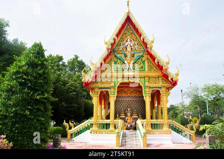 Statue antique de bouddha dans le petit sanctuaire antique pour les voyageurs thaïlandais Voyage visite respect prière bénédiction souhait Saint mystère de Wat Saen Suk ou Saen Banque D'Images