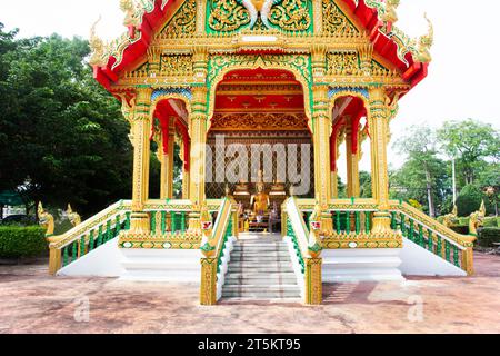 Statue antique de bouddha dans le petit sanctuaire antique pour les voyageurs thaïlandais Voyage visite respect prière bénédiction souhait Saint mystère de Wat Saen Suk ou Saen Banque D'Images