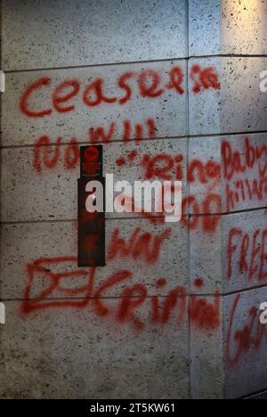 Des graffitis sont affichés à l'extérieur du bâtiment. Des militants de Palestine action occupent et ciblent le géant italien de l'industrie de l'armement Leonardo à leur siège à Londres et les ferment. Leonardo fournit à Israël des avions de combat et des armes qui sont actuellement utilisés à Gaza. Palestine action exige que les compagnies d’armement qui fournissent des armes à Israël ferment définitivement leurs portes. Ils ont annoncé que les entreprises vendant des armes aux Forces de défense israéliennes et à leurs partenaires seraient visées par une action directe. Ces actions visent à mettre en lumière le sort des Palestiniens à Gaza Banque D'Images