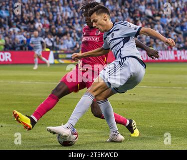 5 novembre 2023, ville, État/province, pays : attaquant sportif du KC DANIEL SHALLOI #20 (avant) Battles St. Le défenseur de Louis City Joshua YARO #15 (derrière) pour l’avantage sur le terrain durant la première moitié du match. (Image de crédit : © Serena S.Y. Hsu/ZUMA Press Wire) USAGE ÉDITORIAL SEULEMENT! Non destiné à UN USAGE commercial ! Crédit : ZUMA Press, Inc./Alamy Live News Banque D'Images