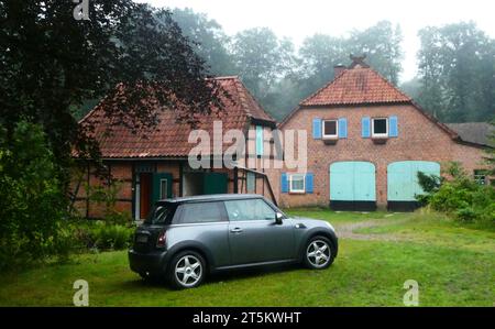 Schneverdingen, Allemagne - juillet 10 2023 Une mini grise se dresse devant la maison d'un ancien forestier allemand Banque D'Images