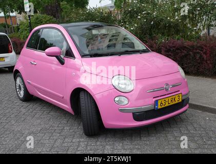 Amersfoort, pays-Bas - août 13 2023 la voiture pour Barbie : une Fiat 500 rose. Banque D'Images