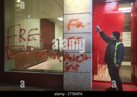 Londres, Royaume-Uni. 2 novembre 2023. Un activiste pulvérise des graffitis sur l'extérieur du bâtiment. Des militants de Palestine action occupent et ciblent le géant italien de l'industrie de l'armement Leonardo à leur siège à Londres et les ferment. Leonardo fournit à Israël des avions de combat et des armes qui sont actuellement utilisés à Gaza. Palestine action exige que les compagnies d’armement qui fournissent des armes à Israël ferment définitivement leurs portes. Ils ont annoncé que les entreprises vendant des armes aux Forces de défense israéliennes et à leurs partenaires seraient visées par une action directe. Ces actions sont prévues Banque D'Images