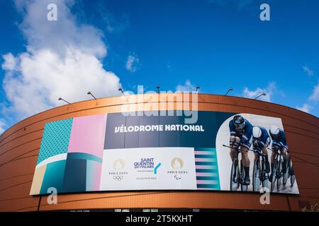 Saint Quentin en Yvelines, France. 05 novembre 2023. Photo de Alex Whitehead/SWpix.com - 05/11/2023 - Cyclisme - UCI Track Champions League, Round 3 : Saint-Quentin-en-Yvelines - Vélodrome National de Saint-Quentin-en-Yvelines, France - vue d'ensemble (GV). PHOTO : vue extérieure générale du Vélodrome National de Saint-Quentin-en-Yvelines à Montigny-le-Bretonneux, France. Le site hôte des épreuves de cyclisme sur piste et de cyclisme sur piste aux Jeux olympiques et paralympiques de Paris en 2024. Crédit : SWpix/Alamy Live News Banque D'Images