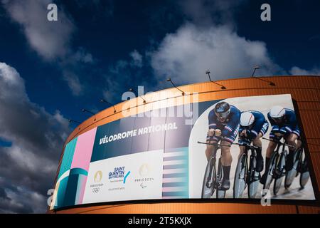 Saint Quentin en Yvelines, France. 05 novembre 2023. Photo de Alex Whitehead/SWpix.com - 05/11/2023 - Cyclisme - UCI Track Champions League, Round 3 : Saint-Quentin-en-Yvelines - Vélodrome National de Saint-Quentin-en-Yvelines, France - vue d'ensemble (GV). PHOTO : vue extérieure générale du Vélodrome National de Saint-Quentin-en-Yvelines à Montigny-le-Bretonneux, France. Le site hôte des épreuves de cyclisme sur piste et de cyclisme sur piste aux Jeux olympiques et paralympiques de Paris en 2024. Crédit : SWpix/Alamy Live News Banque D'Images