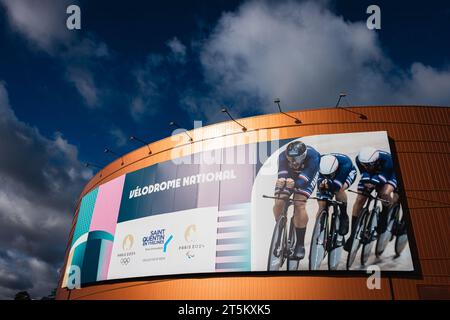 Saint Quentin en Yvelines, France. 05 novembre 2023. Photo de Alex Whitehead/SWpix.com - 05/11/2023 - Cyclisme - UCI Track Champions League, Round 3 : Saint-Quentin-en-Yvelines - Vélodrome National de Saint-Quentin-en-Yvelines, France - vue d'ensemble (GV). PHOTO : vue extérieure générale du Vélodrome National de Saint-Quentin-en-Yvelines à Montigny-le-Bretonneux, France. Le site hôte des épreuves de cyclisme sur piste et de cyclisme sur piste aux Jeux olympiques et paralympiques de Paris en 2024. Crédit : SWpix/Alamy Live News Banque D'Images