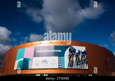 Saint Quentin en Yvelines, France. 05 novembre 2023. Photo de Alex Whitehead/SWpix.com - 05/11/2023 - Cyclisme - UCI Track Champions League, Round 3 : Saint-Quentin-en-Yvelines - Vélodrome National de Saint-Quentin-en-Yvelines, France - vue d'ensemble (GV). PHOTO : vue extérieure générale du Vélodrome National de Saint-Quentin-en-Yvelines à Montigny-le-Bretonneux, France. Le site hôte des épreuves de cyclisme sur piste et de cyclisme sur piste aux Jeux olympiques et paralympiques de Paris en 2024. Crédit : SWpix/Alamy Live News Banque D'Images