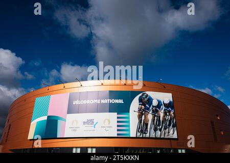 Saint Quentin en Yvelines, France. 05 novembre 2023. Photo de Alex Whitehead/SWpix.com - 05/11/2023 - Cyclisme - UCI Track Champions League, Round 3 : Saint-Quentin-en-Yvelines - Vélodrome National de Saint-Quentin-en-Yvelines, France - vue d'ensemble (GV). PHOTO : vue extérieure générale du Vélodrome National de Saint-Quentin-en-Yvelines à Montigny-le-Bretonneux, France. Le site hôte des épreuves de cyclisme sur piste et de cyclisme sur piste aux Jeux olympiques et paralympiques de Paris en 2024. Crédit : SWpix/Alamy Live News Banque D'Images