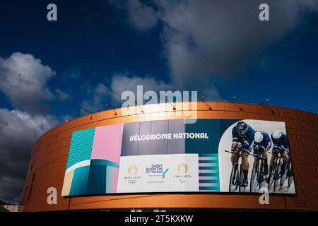 Saint Quentin en Yvelines, France. 05 novembre 2023. Photo de Alex Whitehead/SWpix.com - 05/11/2023 - Cyclisme - UCI Track Champions League, Round 3 : Saint-Quentin-en-Yvelines - Vélodrome National de Saint-Quentin-en-Yvelines, France - vue d'ensemble (GV). PHOTO : vue extérieure générale du Vélodrome National de Saint-Quentin-en-Yvelines à Montigny-le-Bretonneux, France. Le site hôte des épreuves de cyclisme sur piste et de cyclisme sur piste aux Jeux olympiques et paralympiques de Paris en 2024. Crédit : SWpix/Alamy Live News Banque D'Images