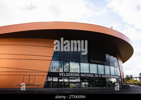 Saint Quentin en Yvelines, France. 05 novembre 2023. Photo de Alex Whitehead/SWpix.com - 05/11/2023 - Cyclisme - UCI Track Champions League, Round 3 : Saint-Quentin-en-Yvelines - Vélodrome National de Saint-Quentin-en-Yvelines, France - vue d'ensemble (GV). PHOTO : vue extérieure générale du Vélodrome National de Saint-Quentin-en-Yvelines à Montigny-le-Bretonneux, France. Le site hôte des épreuves de cyclisme sur piste et de cyclisme sur piste aux Jeux olympiques et paralympiques de Paris en 2024. Crédit : SWpix/Alamy Live News Banque D'Images