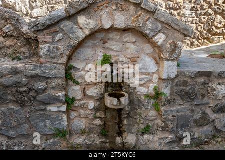 Une fontaine en pierre dans le château vénitien de Vonitsa. Grèce. Banque D'Images