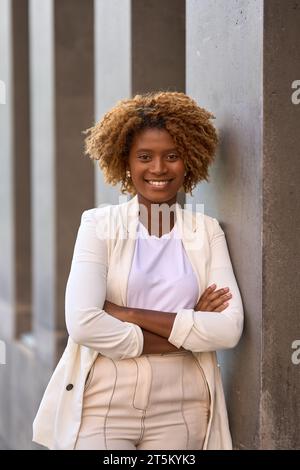 Portrait vertical d'une femme d'affaires africaine confiante Banque D'Images