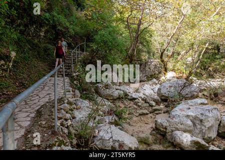L'île de Lefkada. Grèce- 10.19.2023.Un jeune couple sur le sentier qui suit la rivière vers et depuis la cascade de Nydri. Banque D'Images