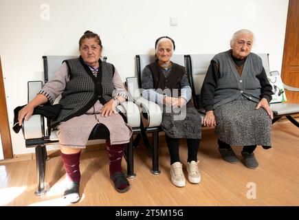 ARM, ARMENIEN : Drei aus Berg-Karabach gefluechtete alte Frauen in einer Notunterkunft in der Naehe von Eriwan/Jerewan/Fluechtlinge Flüchtlinge, 07.10.2023 ARM, ARMÉNIE : trois vieilles femmes qui ont fui le Haut-Karabakh ont trouvé refuge dans un logement d'urgence près d'Erevan, 07.10.2023 *** ARM, ARMÉNIE trois femmes âgées qui ont fui le Haut-Karabakh ont trouvé refuge dans un logement d'urgence près d'Erevan réfugiés d'Erevan, 07 10 2023 ARM, ARMÉNIE trois femmes âgées qui ont fui le Haut-Karabakh ont trouvé refuge dans un logement d'urgence près d'Erevan, 07 1 Banque D'Images