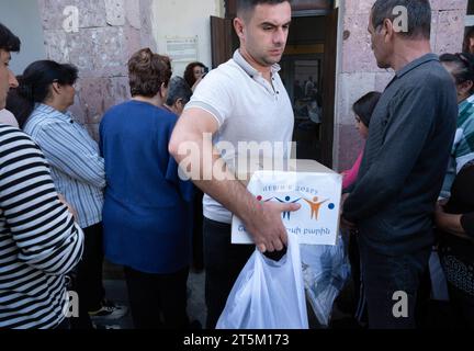 ARM, ARMENIEN : Fluechtlinge Flüchtlinge aus Berg-Karabach in Masis nehmen Nahrung und Hilfsgueter in Empfang, 08.10.2023 ARM, ARMENIA : réfugiés du Haut-Karabakh au MASIS reçoivent des repas et d'autres biens, 08.10.2023 *** ARM, ARMÉNIE réfugiés du Haut-Karabakh au MASIS reçoivent des repas et d'autres biens, 08 10 2023 ARM, ARMÉNIE réfugiés du Haut-Karabakh au MASIS reçoivent des repas et d'autres biens, 08 10 2023 crédit : Imago/Alamy Live News Banque D'Images