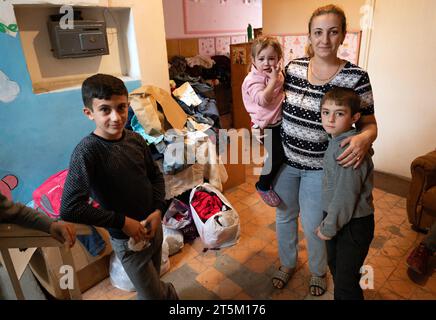 ARM, ARMENIEN : Fluechtlinge Flüchtlinge aus Berg-Karabach : diese Frau mit ihren Kindern ist in einem ehemaligen Kindergarten in Masis untergekommen, 08.10.2023 ARM, ARMÉNIE : réfugiés du Haut-Karabakh : cette femme et ses enfants ont trouvé refuge dans un ancien jardin d'enfants de Masis, 08.10.2023 *** ARM, ARMÉNIE réfugiés du Haut-Karabakh cette femme et ses enfants ont trouvé refuge dans un ancien jardin d'enfants du Masis, 08 10 2023 ARM, ARMÉNIE réfugiés du Haut-Karabakh cette femme et ses enfants ont trouvé refuge dans un ancien jardin d'enfants du Masis, 08 10 2023 Banque D'Images