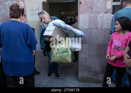 ARM, ARMENIEN : Fluechtlinge Flüchtlinge aus Berg-Karabach in Masis nehmen Nahrung und Hilfsgueter in Empfang, 08.10.2023 ARM, ARMENIA : réfugiés du Haut-Karabakh au MASIS reçoivent des repas et d'autres biens, 08.10.2023 *** ARM, ARMÉNIE réfugiés du Haut-Karabakh au MASIS reçoivent des repas et d'autres biens, 08 10 2023 ARM, ARMÉNIE réfugiés du Haut-Karabakh au MASIS reçoivent des repas et d'autres biens, 08 10 2023 crédit : Imago/Alamy Live News Banque D'Images