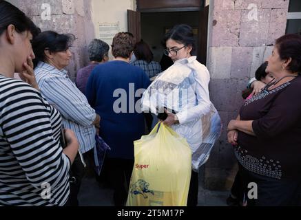 ARM, ARMENIEN : Fluechtlinge Flüchtlinge aus Berg-Karabach in Masis nehmen Nahrung und Hilfsgueter in Empfang, 08.10.2023 ARM, ARMENIA : réfugiés du Haut-Karabakh au MASIS reçoivent des repas et d'autres biens, 08.10.2023 *** ARM, ARMÉNIE réfugiés du Haut-Karabakh au MASIS reçoivent des repas et d'autres biens, 08 10 2023 ARM, ARMÉNIE réfugiés du Haut-Karabakh au MASIS reçoivent des repas et d'autres biens, 08 10 2023 crédit : Imago/Alamy Live News Banque D'Images