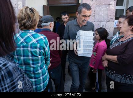 ARM, ARMENIEN : Fluechtlinge Flüchtlinge aus Berg-Karabach in Masis nehmen Nahrung und Hilfsgueter in Empfang, 08.10.2023 ARM, ARMENIA : réfugiés du Haut-Karabakh au MASIS reçoivent des repas et d'autres biens, 08.10.2023 *** ARM, ARMÉNIE réfugiés du Haut-Karabakh au MASIS reçoivent des repas et d'autres biens, 08 10 2023 ARM, ARMÉNIE réfugiés du Haut-Karabakh au MASIS reçoivent des repas et d'autres biens, 08 10 2023 crédit : Imago/Alamy Live News Banque D'Images