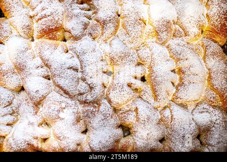 Morceau traditionnel de tarte aux pommes maison saupoudré de sucre en poudre Banque D'Images