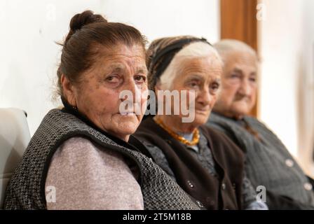 ARM, ARMENIEN : Drei aus Berg-Karabach gefluechtete alte Frauen in einer Notunterkunft in der Naehe von Eriwan/Jerewan/Fluechtlinge Flüchtlinge, 07.10.2023 ARM, ARMÉNIE : trois vieilles femmes qui ont fui le Haut-Karabakh ont trouvé refuge dans un logement d'urgence près d'Erevan, 07.10.2023 *** ARM, ARMÉNIE trois femmes âgées qui ont fui le Haut-Karabakh ont trouvé refuge dans un logement d'urgence près d'Erevan réfugiés d'Erevan, 07 10 2023 ARM, ARMÉNIE trois femmes âgées qui ont fui le Haut-Karabakh ont trouvé refuge dans un logement d'urgence près d'Erevan, 07 1 Banque D'Images