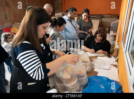 ARM, ARMENIEN : Fluechtlinge Flüchtlinge aus Berg-Karabach in Artaschat lassen sich registrieren, UM Nahrungsmittel und Hilfsgueter zu bekommen, 09.10.2023 ARM, ARMÉNIE : les réfugiés du Haut-Karabakh sont enregistrés à Artashat, afin de recevoir de la nourriture et des marchandises, 09.10.2023 *** ARM, ARMÉNIE les réfugiés du Haut-Karabakh sont enregistrés à Artashat, ARMÉNIE afin de recevoir de la nourriture et des biens, 09 10 2023 ARM, ARMÉNIE réfugiés du Haut-Karabakh sont enregistrés à Artashat, afin de recevoir de la nourriture et des biens, 09 10 2023 Credit : Imago/Alamy Live News Banque D'Images