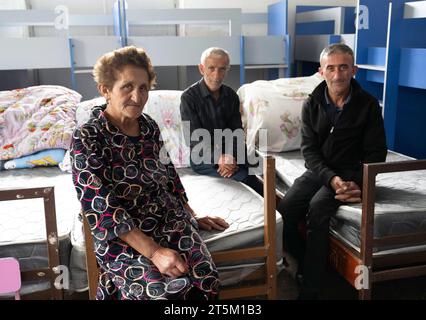 ARM, ARMENIEN : Fluechtlinge Flüchtlinge aus Berg-Karabach : diese Senioren haben Obdach in einem Kindergarten in Wedi gefunden, 10.10.2023 ARM ARMÉNIE : réfugiés du Haut-Karabakh : ces seniors vivent dans une ancienne jardin d'enfants à Wedi, 10.10.2023 *** ARM, ARMÉNIE réfugiés du Haut-Karabakh ces personnes âgées ont trouvé refuge dans un jardin d'enfants à Wedi, 10 10 2023 ARM ARMÉNIE réfugiés du Haut-Karabakh ces personnes âgées vivent dans un ancien jardin d'enfants à Wedi, 10 10 2023 Credit : Imago/Alamy Live News Banque D'Images