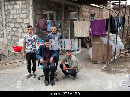 ARM, ARMENIEN : Fluechtlinge Flüchtlinge aus Berg-Karabach : diese Familie kann in einem leerstehenden Haus in Wedi leben, 10.10.2023 ARM ARMÉNIE : réfugiés du Haut-Karabakh : cette famille vit dans une maison vide à Wedi, 10.10.2023 *** ARM, ARMÉNIE réfugiés réfugiés du Haut-Karabakh cette famille vit dans une maison vide fournie à Wedi, 10 10 2023 ARM ARMÉNIE réfugiés du Haut-Karabakh cette famille vit dans une maison vide fournie à Wedi, 10 10 2023 Credit : Imago/Alamy Live News Banque D'Images