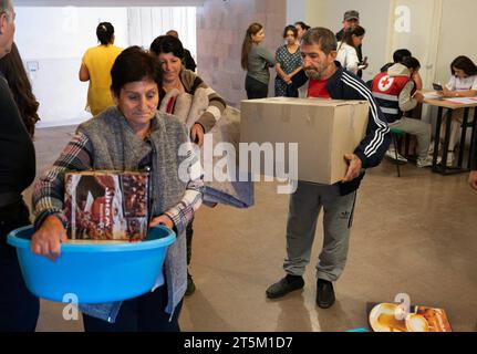 ARM, ARMENIEN : Fluechtlinge aus Berg-Karabach : Fluechtlinge Flüchtlinge in einer Notunterkunft BEI Armavir bekommen von Rotes Kreuz Hilfsgueter ueberreicht, 11.10.2023 ARM, ARMÉNIE : des réfugiés du Haut-Karabakh sont approvisionnés en marchandises par la Croix-Rouge dans un abri d'urgence près d'Armavir, 11.10.2023 *** ARM, ARMÉNIE réfugiés du Haut-Karabakh les réfugiés dans un abri d'urgence près d'Armavir sont approvisionnés en marchandises par la Croix-Rouge, 11 10 2023 ARM, ARMÉNIE les réfugiés du Haut-Karabakh sont approvisionnés en marchandises par la Croix-Rouge dans un abri d'urgence près d'Armavi Banque D'Images