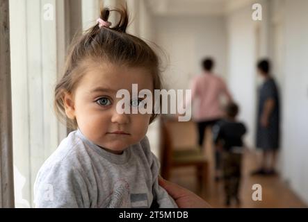 ARM, ARMENIEN : Fluechtlinge aus Berg-Karabach : ein kleines Maedchen Mädchen in einer Notunterkunft BEI Armavir, 11.10.2023 ARM, ARMENIA : réfugiés du Haut-Karabakh : une petite fille dans un abri d'urgence près d'Armavir, 11.10.2023 *** ARM, ARMÉNIE réfugiés du Haut-Karabakh une petite fille dans un abri d'urgence près d'Armavir, 11 10 2023 ARM, ARMÉNIE réfugiés du Haut-Karabakh une petite fille dans un abri d'urgence près d'Armavir, 11 10 2023 crédit : Imago/Alamy Live News Banque D'Images