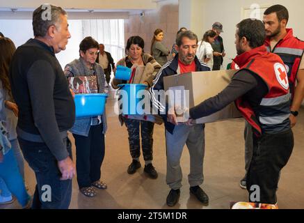 ARM, ARMENIEN : Fluechtlinge aus Berg-Karabach : Fluechtlinge Flüchtlinge in einer Notunterkunft BEI Armavir bekommen von Rotes Kreuz Hilfsgueter ueberreicht, 11.10.2023 ARM, ARMÉNIE : des réfugiés du Haut-Karabakh sont approvisionnés en marchandises par la Croix-Rouge dans un abri d'urgence près d'Armavir, 11.10.2023 *** ARM, ARMÉNIE réfugiés du Haut-Karabakh les réfugiés dans un abri d'urgence près d'Armavir sont approvisionnés en marchandises par la Croix-Rouge, 11 10 2023 ARM, ARMÉNIE les réfugiés du Haut-Karabakh sont approvisionnés en marchandises par la Croix-Rouge dans un abri d'urgence près d'Armavi Banque D'Images