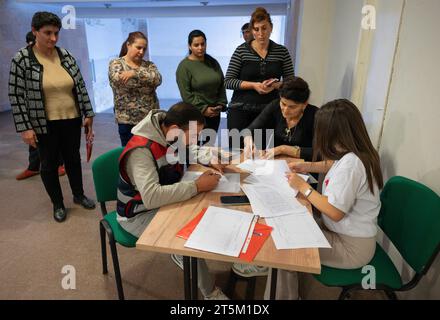 ARM, ARMENIEN : Fluechtlinge aus Berg-Karabach : Mitarbeiter von Rotes Kreuz registrieren Fluechtlinge Flüchtlinge in einer Notunterkunft BEI Armavir, 11.10.2023 ARM, ARMÉNIE : des réfugiés du Haut-Karabakh sont enregistrés auprès de la Croix-Rouge dans un abri d'urgence près d'Armavir, 11.10.2023 *** ARM, ARMÉNIE réfugiés du Haut-Karabakh le personnel de la Croix-Rouge enregistre les réfugiés réfugiés dans un abri d'urgence près d'Armavir, 11 10 2023 ARM, ARMÉNIE les réfugiés du Haut-Karabakh sont enregistrés auprès de la Croix-Rouge dans un abri d'urgence près d'Armavir, 11 10 2023 Credit : Imago/Alamy Live News Banque D'Images