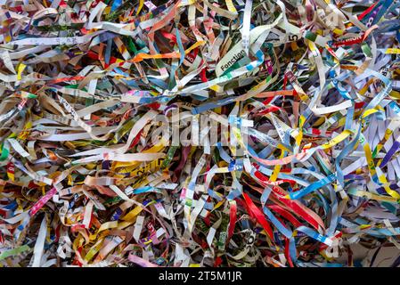 Papier peint de papiers déchiquetés colorés. Arrière-plan de la vue macro Banque D'Images