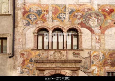 Die bemalte Fassade des Palast Palazzo Quetta - Alberti Colico in trient, Trentino, Italien, Europa | la façade peinte du Palazzo Quetta - Alberti Banque D'Images