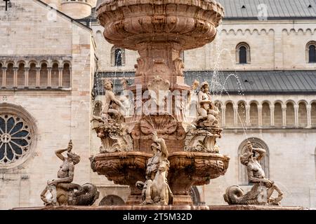 Neptunbrunnen vor dem Dom am Domplatz in trient, Trentino, Italien, Europa | Fontaine de Neptune et la cathédrale sur la Piazza Duomo in Trento, Trenti Banque D'Images