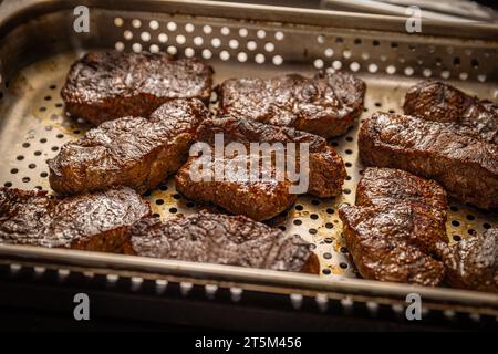 Morceaux de steak grillé avec graisse. Boeuf et viande noble Banque D'Images