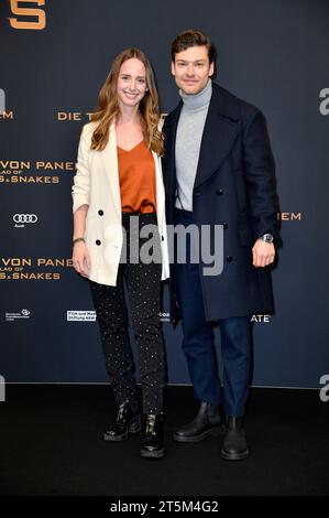 Amelie Plaas-Link und Lion Wasczyk BEI der Premiere des Kinofilms 'Die Tribute von Panem - The Ballad of Songbirds & Snakess' im Zoo Palast. Berlin, 05.11.2023 Banque D'Images