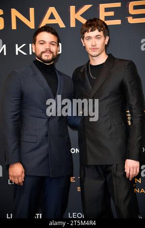 Josh Andres Rivera und Tom Blyth BEI der Premiere des Kinofilms Die
