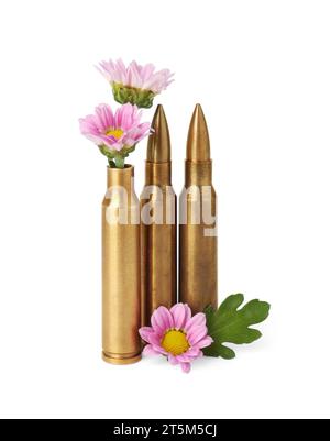 Balles et belles fleurs isolées sur blanc Banque D'Images