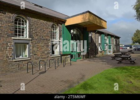 L'ancien hangar de marchandises à Okehampton Station, Devon, maintenant converti en auberge de jeunesse YHA, septembre 2023 Banque D'Images
