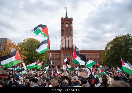 04.11.2023, Berlin, Allemagne, Europe - plus de 8 000 participants manifestent leur solidarité et prennent part à une manifestation pour la Palestine et contre Israël. Banque D'Images