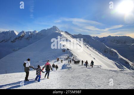 Zakopane, Pologne - 19 janvier 2019 : personnes au sommet de Kasprowy Wierch à Zakopane dans les Tatras en hiver. Banque D'Images