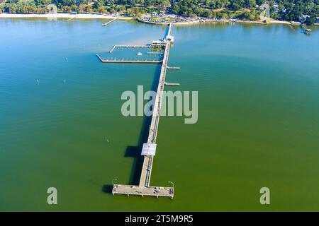 Vue aérienne de Fairhope, Alabama Municipal Pier sur la rive est de Mobile Bay Banque D'Images